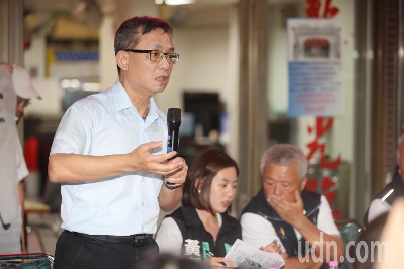 台北市政府副秘书长张温德（左），聆听当地居民陈情。记者苏健忠／摄影
