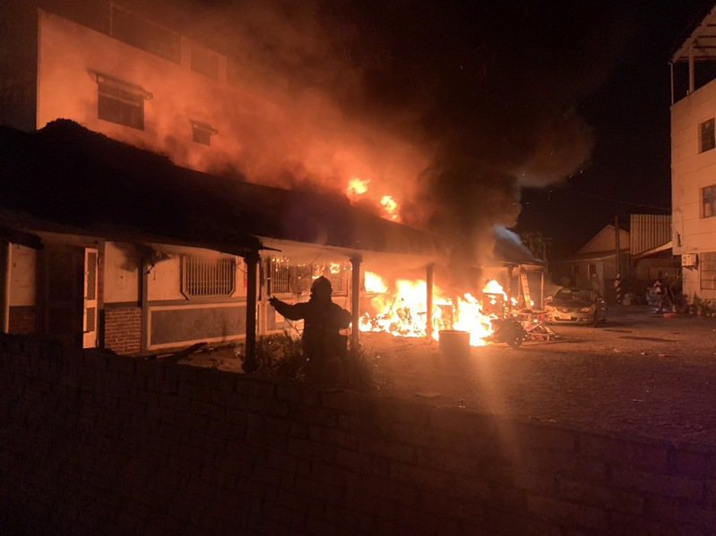 嘉义县太保市今晚惊传住宅火警，消防队挺身入屋救出4人。记者黄于凡／翻摄
