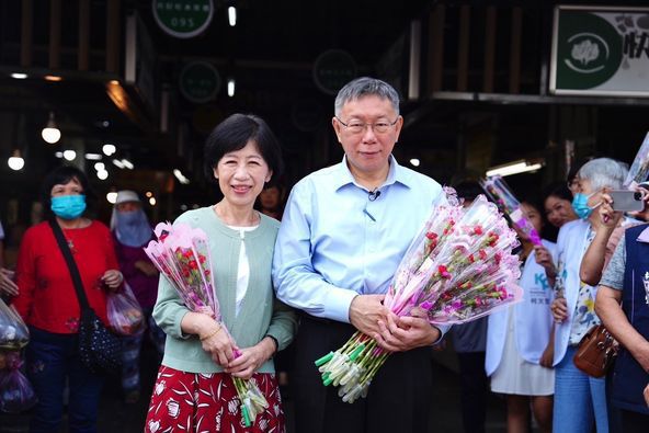 民眾黨主席柯文哲（右）的妻子陳佩琪（左）在臉書發文指出，自己正著手辦理醫院退休手續。圖／取自陳佩琪臉書