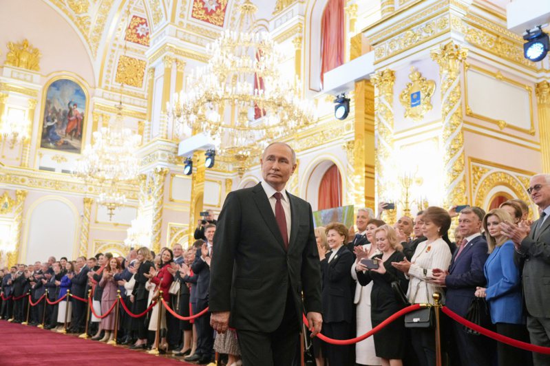 俄羅斯總統普亭七日出席在莫斯科克里姆林宮舉行的就職典禮。（歐新社）