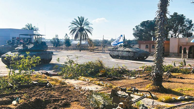 以色列七日對加薩拉法展開攻擊，立著以色列國旗的戰車七日進入拉法關卡的加薩一側。（美聯社）
