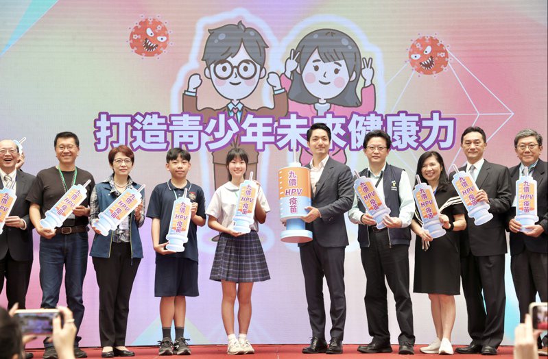 率6都之先，台北市長蔣萬安（右五）昨宣布，擴大提供設籍或就學於北市112年度入學國中男生，免費接種公費9價HPV疫苗。記者林俊良／攝影