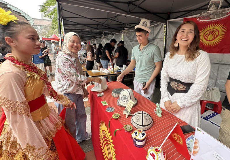 朝陽科技大學舉辦國際文化周，來自吉爾吉斯的大二女學生（右）說，他們來自中亞，跨國求學雖會想家，但仍很喜歡台灣。記者黃寅／攝影