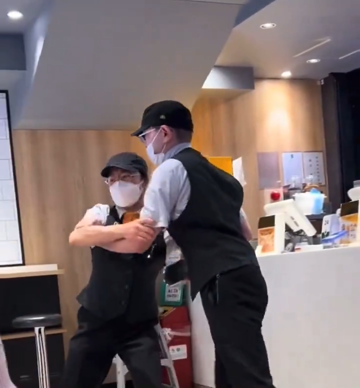 日本一位麥當勞員工對客人暴怒狂吼，還試圖追出去被其他店員阻止。圖擷自X