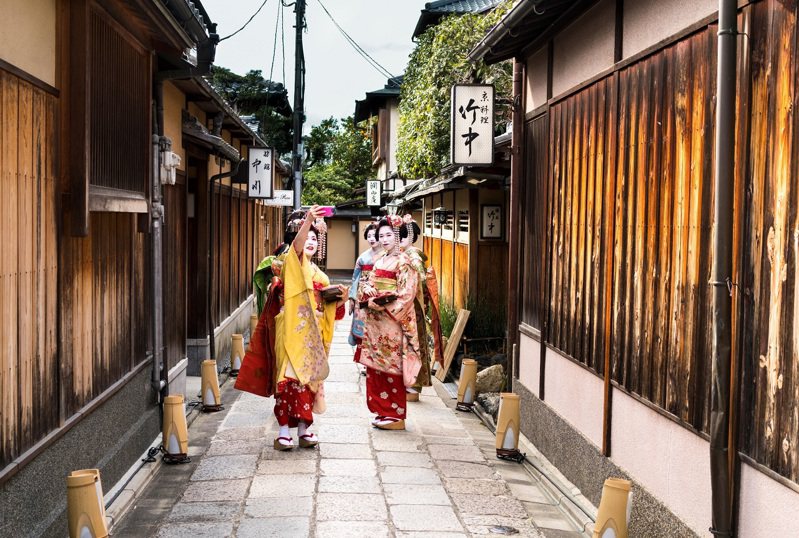 日本京都市知名觀光景點祇園花見小路一帶，由於長年吸引大量觀光客造訪，種種脫序行為讓當地人士與店家不堪其擾。路透