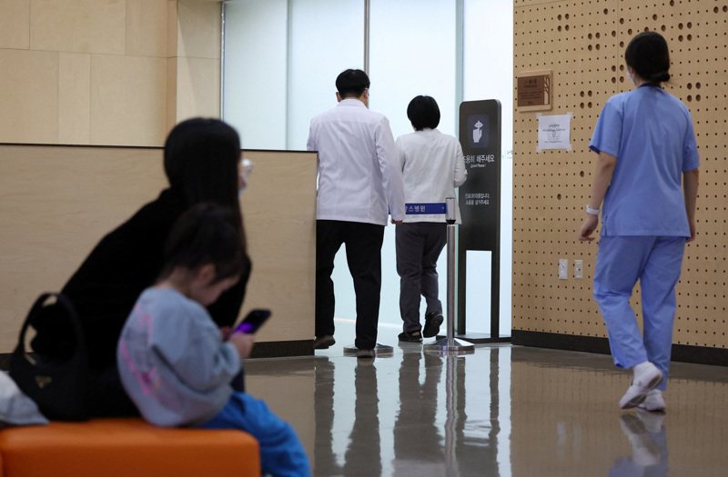 南韓保健福祉部公布醫療法施行細則修正案，擬增列在健保醫療危機等級達到「嚴重」時，開放持他國執照的醫師在南韓執業。示意圖／路透