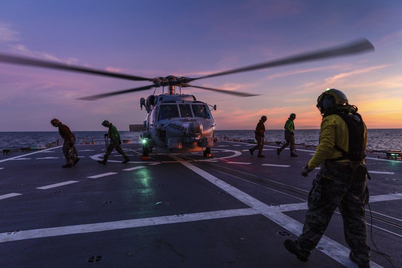 澳洲國防部指控，其海軍驅逐艦的海鷹直升機四日在黃海國際水域執行任務時，遭解放軍戰機投射照明彈，已向北京抗議。圖為海鷹直升機降落在霍巴特號的甲板上。（美聯社）