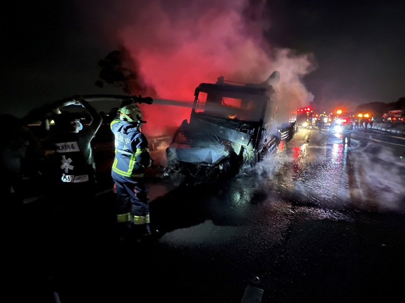 国道一号352.8Ｋ楠梓路段昨晚发生轿车与小货车追撞事故，造成严重火烧车意外。记者古和纯／翻摄