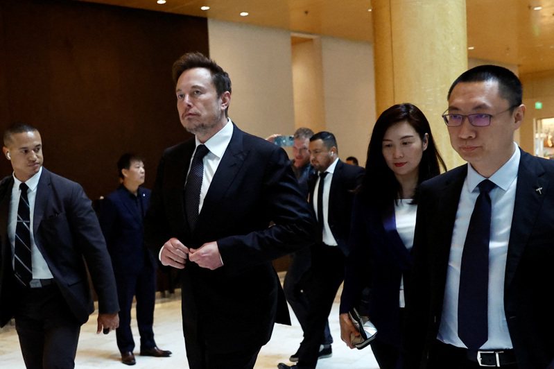 特斯拉执行长马斯克2023年5月访北京时，特斯拉高级副总裁朱晓彤（图最右者）与副总裁陶琳（右二）陪同。路透(photo:UDN)