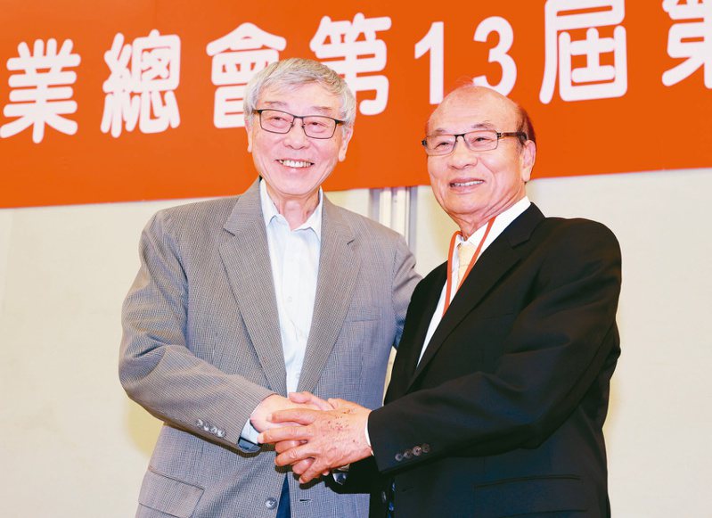 工總理事長苗豐強（左）卸任，由潘俊榮（右）接棒為新任理事長。圖／本報系資料照片