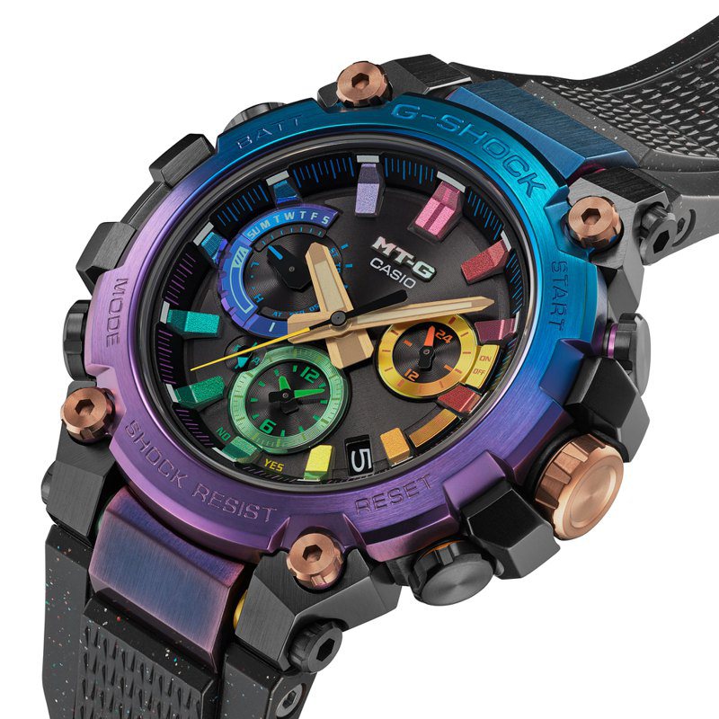 G-SHOCK MTG-B3000DN-1A腕表，金属表圈至表耳处经过蓝色和紫色渐变IP处理，时刻和表盘也饰有多色星云风格的设计。图／CASIO提供