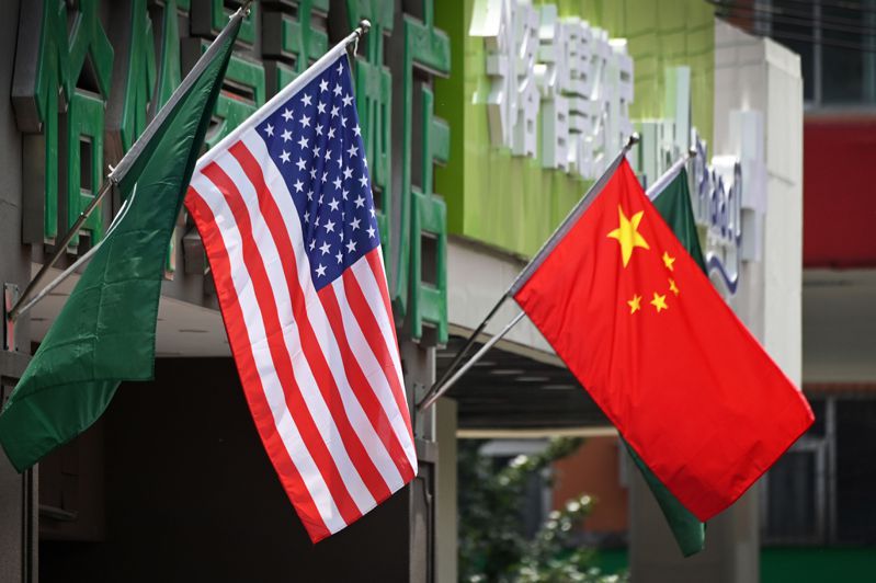 大陸經過越南和墨西哥，逃避制裁向美國出口商品。圖為北京一酒店外懸掛的美中兩國國旗。(法新社)