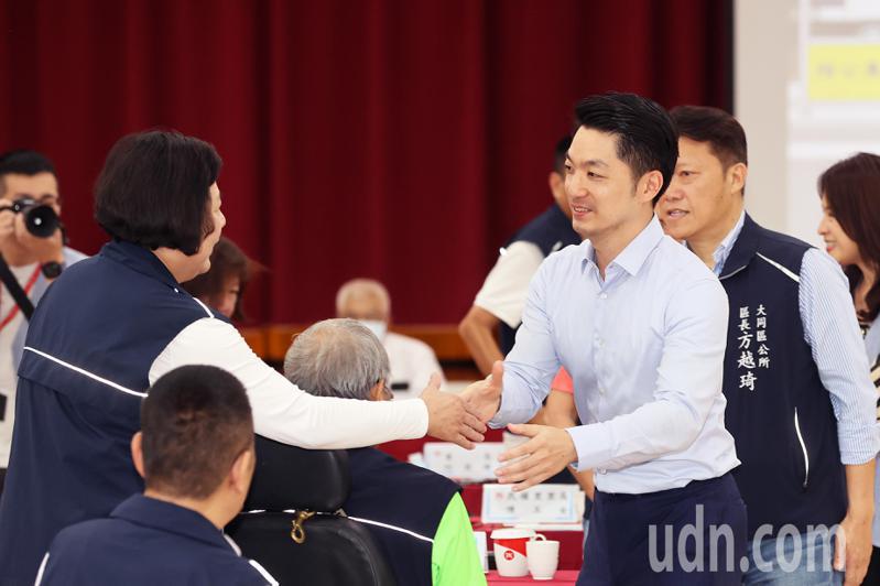 台北市长蒋万安（右）上午出席北市大同区里长座谈，和里长握手致意，再聆听里长提的意见并现场解答。记者苏健忠／摄影
