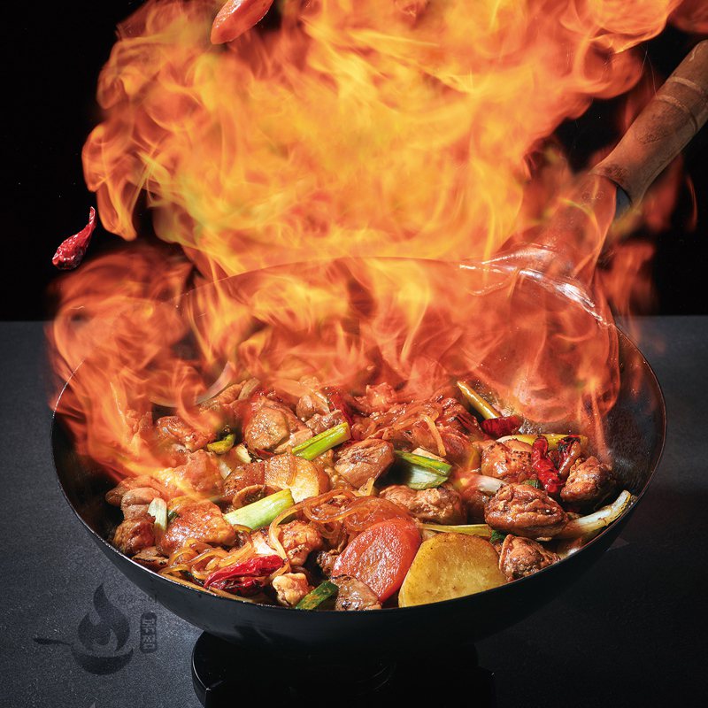 以大火翻炒加上炙烧过程的炒鸡，带有炖鸡的嫩与烤鸡的香气。图/甩锅鸡提供