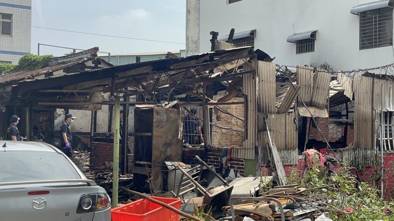嘉义县太保市一处民宅昨晚发生火警，火势猛烈、延烧迅速，屋顶砖瓦不断掉落增加救援难度。记者黄于凡／摄影