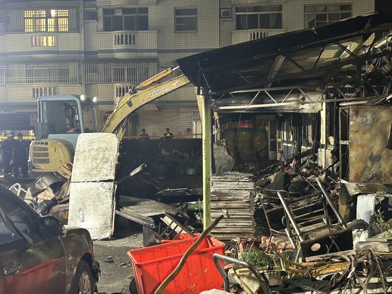 嘉义县太保市一处民宅昨晚发生火警，火势猛烈、屋顶砖瓦不断掉落，出动怪手开挖才找到最后一名男童。图／民众提供