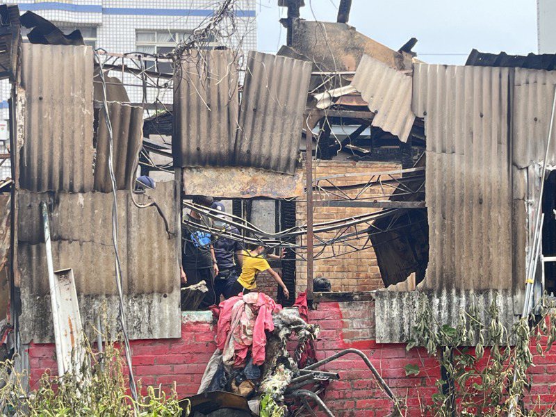 嘉义县太保市一处民宅昨晚发生火警，火势猛烈、延烧迅速，屋顶砖瓦不断掉落增加救援难度。记者黄于凡／摄影