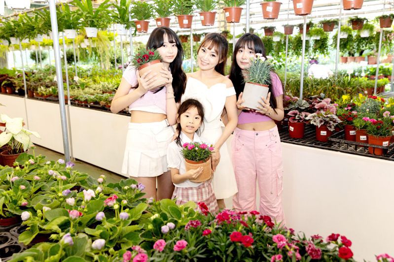 小芭比(后排中)表示大女儿April(后排左起)、二女儿Kiki与老么Bella(前)遗传到自己的唱跳细胞。图／旋转花市提供