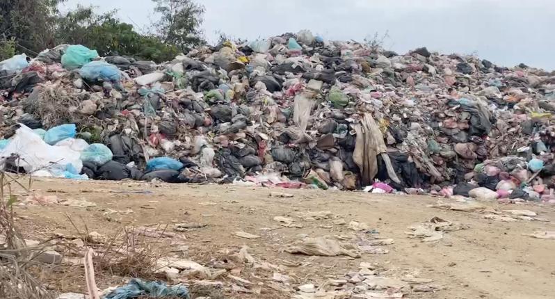 屏东县琉球乡面临垃圾危机，岛上垃圾暂置在垃圾暂存场内，累积约5百吨垃圾。图／读者提供