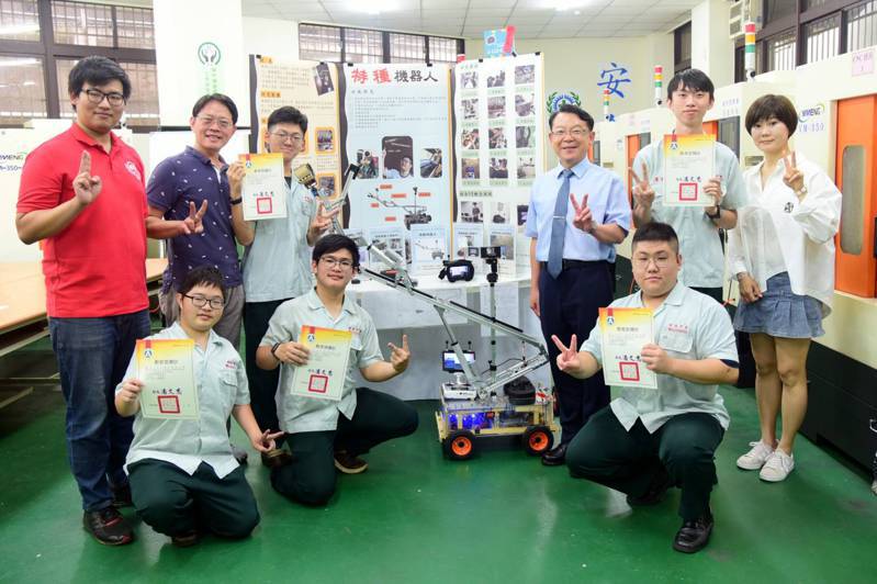 台中市僑泰高中機械科許嘉峻等5名學生以「特種機器人」獲得機械群專題組佳作。圖／僑泰高中提供