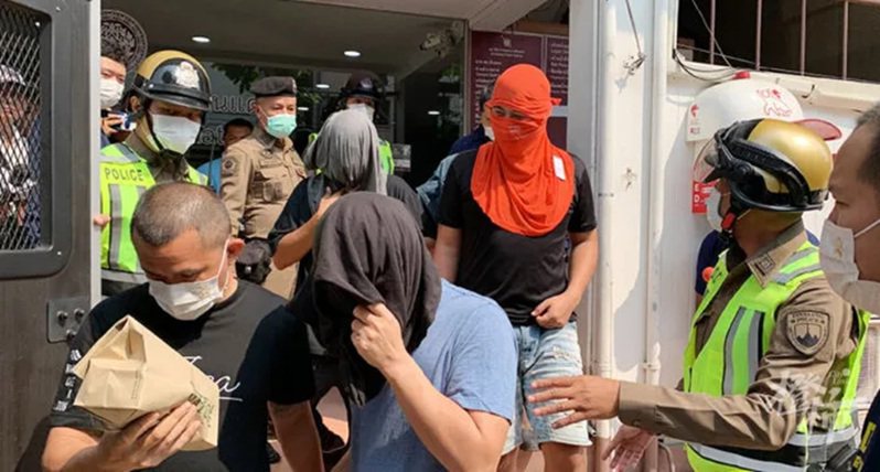 泰國曼谷丁丹（Din Daeng）警察局日前公布一起針對大陸遊客的綁架勒索案。目前泰國警方已鎖定11名涉案人員，其中包括多名泰國現任和前任警察。（泰國「國家報」）