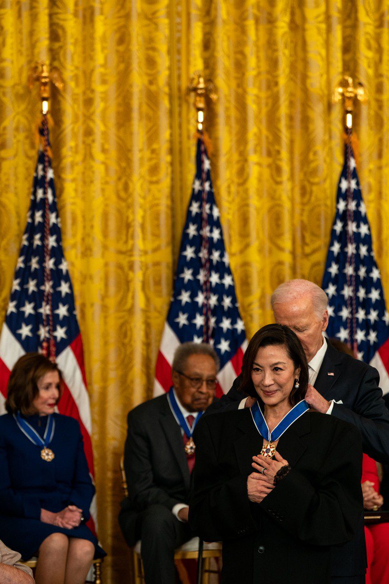 杨紫琼获颁美国总统自由勋章，穿BALENCIAGA黑色西装与Roger Vivier高跟鞋，配戴Mikimoto Cherry Blossom系列南洋珍珠钻石耳环。图／BALENCIAGA提供