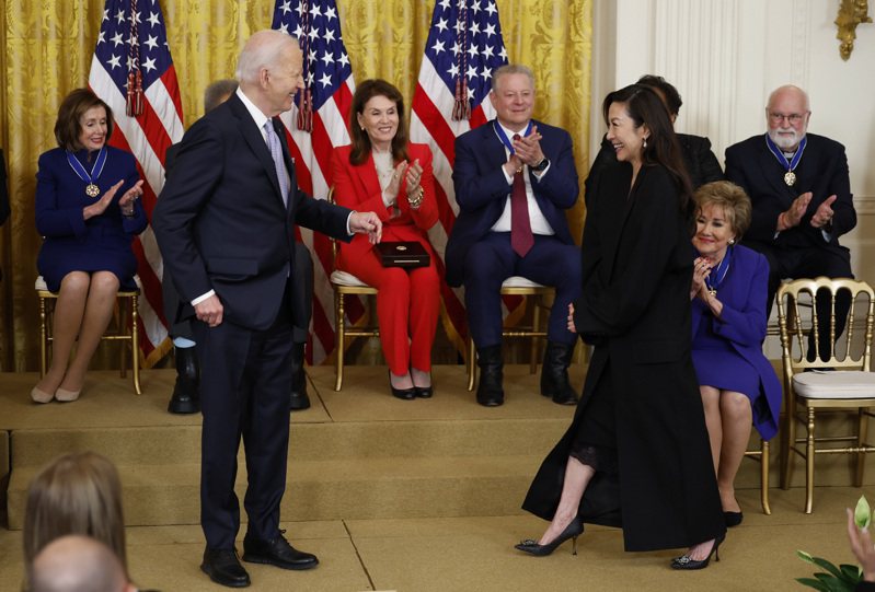 杨紫琼获颁美国总统自由勋章，穿BALENCIAGA黑色西装与Roger Vivier高跟鞋，配戴Mikimoto Cherry Blossom系列南洋珍珠钻石耳环。图／Roger Vivier提供