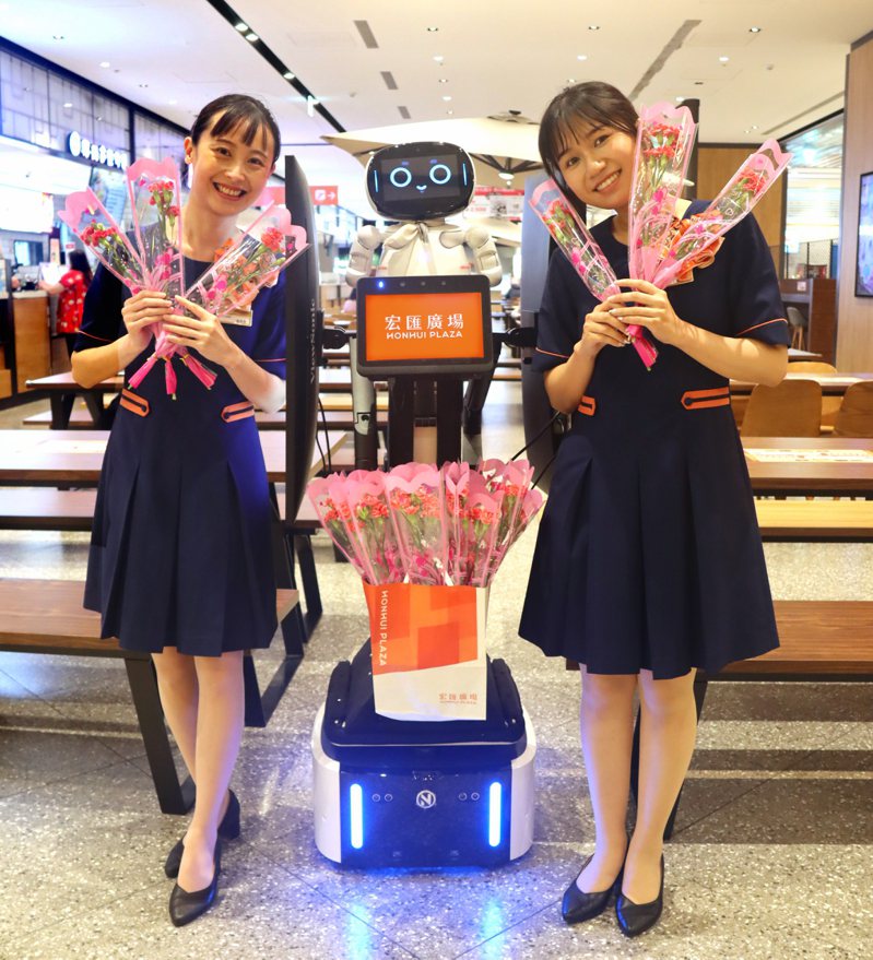 宏匯廣場首創引進AI服務型廣告機器人。圖／宏匯廣場提供
