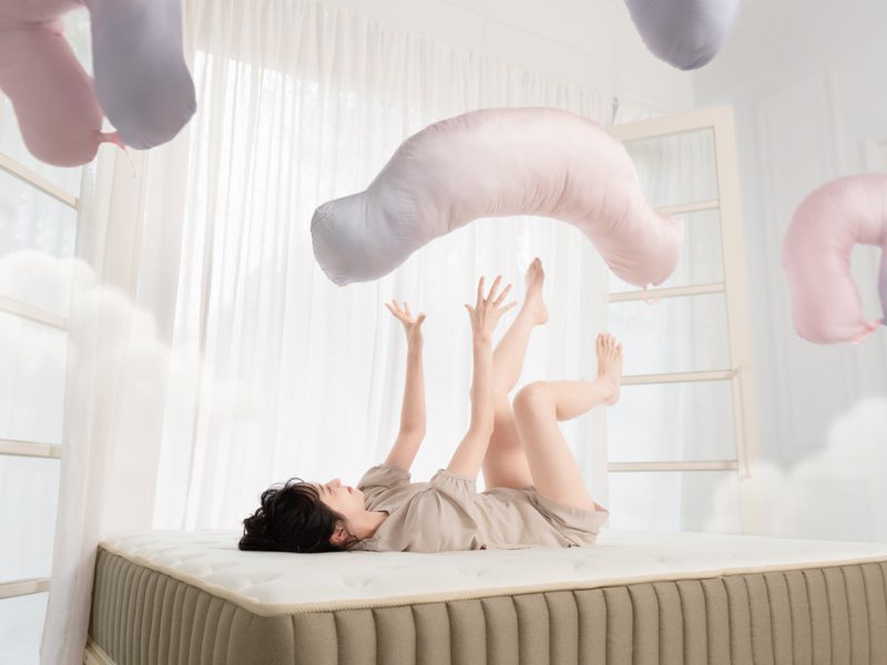 LOVEFU自由云朵侧睡枕，将慵懒天空一拥入怀、解放疲惫身躯。图／LOVEFU提供