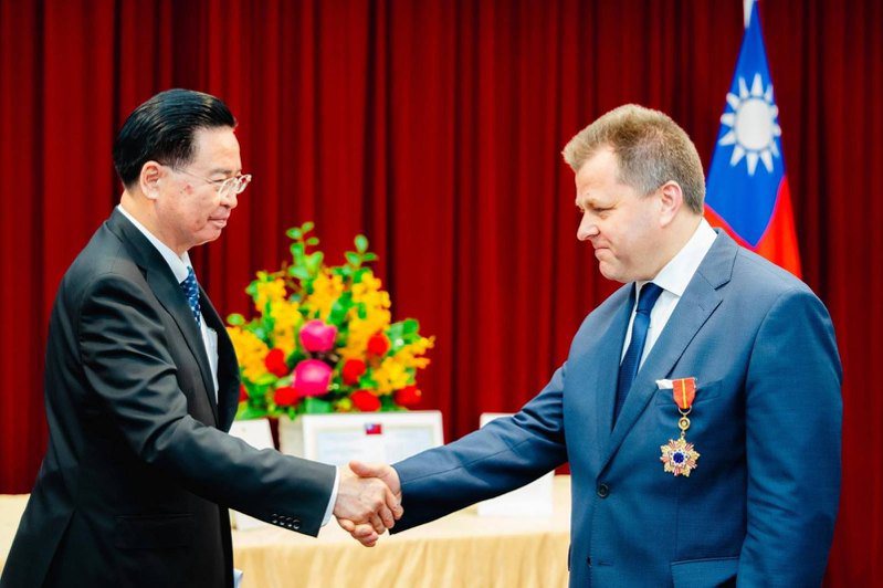 今年4月18日，外交部長吳釗燮贈勳給立陶宛外交部前次長阿頓梅納斯。 圖／外交部提供