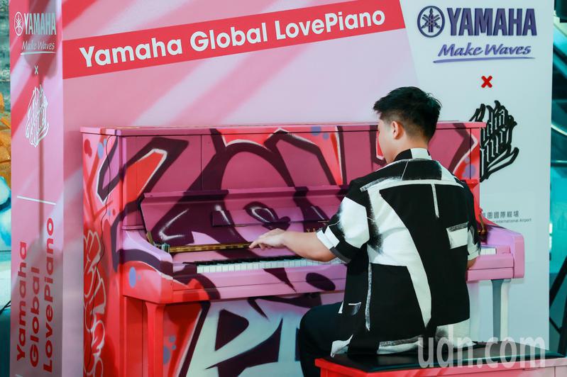 「Global Love Piano」所使用的钢琴，特别邀请从事涂鸦艺术创作十余年的台湾知名涂鸦艺术家阿迪 啊万（Ahdiaone），亲手打造