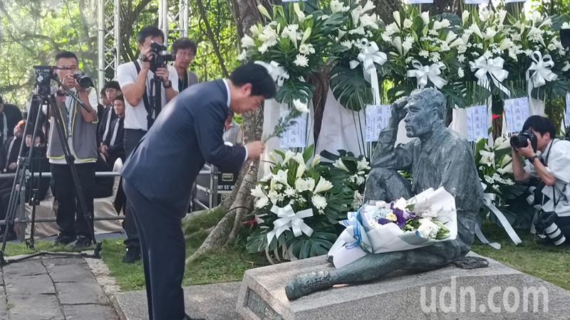 準總統賴清德出席八田與一技師逝世82周年追思紀念會，並向八田與一塑像獻花表達敬意。記者謝進盛／攝影