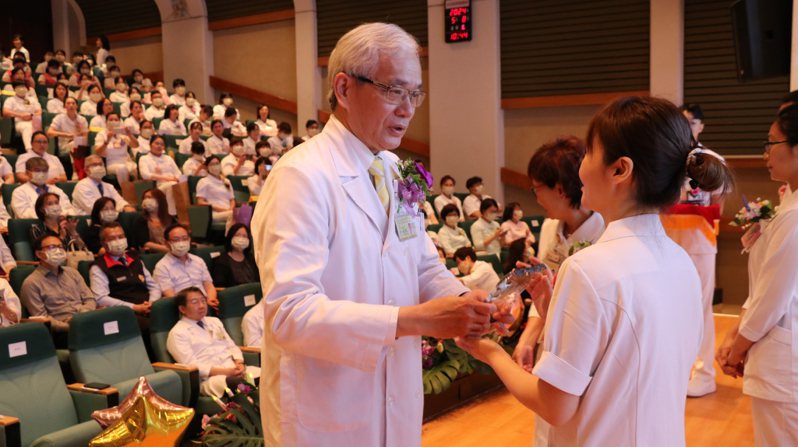 台北榮總院長陳威明（左）指出，醫療的本質是照顧好病人，醫院是為病人而生，有幸福快樂的護理師，才能提供高品質的醫療服務。圖／台北榮總提供