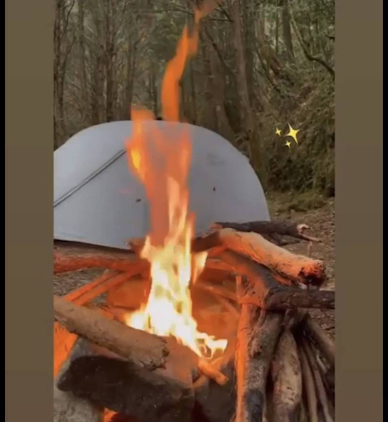 陈姓4名山友在西峦大山露营捡林木升火取暖，并将照片张贴在社群网站。图／警方提供