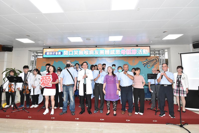 彰基總院長陳穆寬（前排左3）與病友團體、以恩福音樂團，合唱「愛拼才會贏」。圖／彰基提供