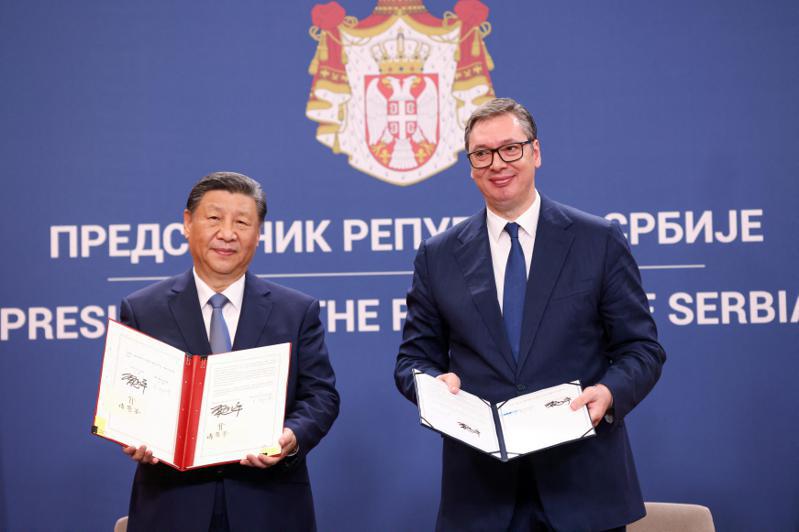 大陸國家主席習近平（左）8日與塞爾維亞總統武契奇舉行會談，並宣布中塞自由貿易協定將於今年7月1日正式生效。（路透）
