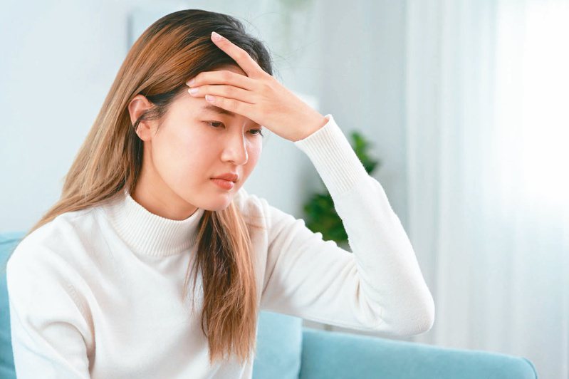 頭痛最常見雙側太陽穴疼痛，女性發生率高於男性。圖／123RF