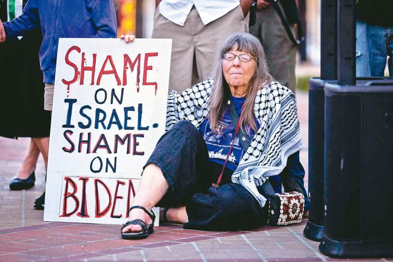 以色列派战车控制南加萨拉法关卡，挺巴勒斯坦示威者七日在美国洛杉矶南加州大学摆出标语，抨击以色列和美国总统拜登。（法新社）(photo:UDN)
