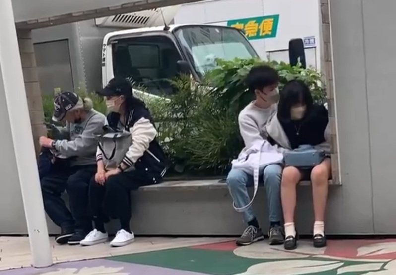 东京JR新宿站东口的站前广场上，一对年约十多岁的情侣疑似在大庭广众之下做不雅举动。 撷自(photo:UDN)