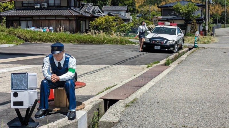 日本兵庫一位老闆為了遏止超速亂象，自己做了假警人偶嚇阻不法駕駛。圖擷自X