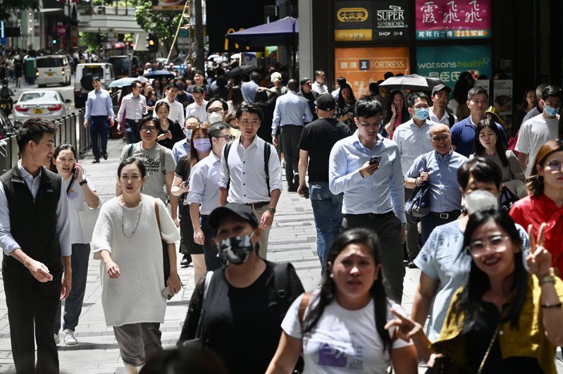 圖為香港上班族在中環步行場景。圖／中新社資料照