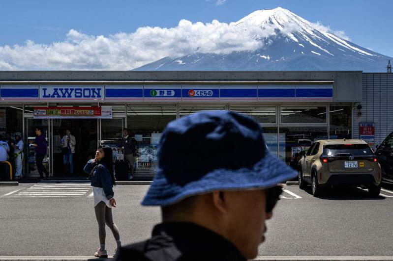 日本河口湖車站外一家羅森（LAWSON）便利商店，近年成為遊客拍攝富士山熱門景點。 圖／法新社