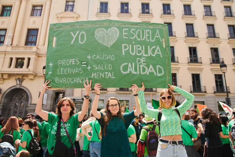 馬德里公立中小學教師8日罷課抗議，圖中已執教13年的小學老師蘿拉（左）、執教5年的特教老師艾琳（中）和克利斯蒂娜（右），舉牌訴求更有品質的公共教育。圖／中央社