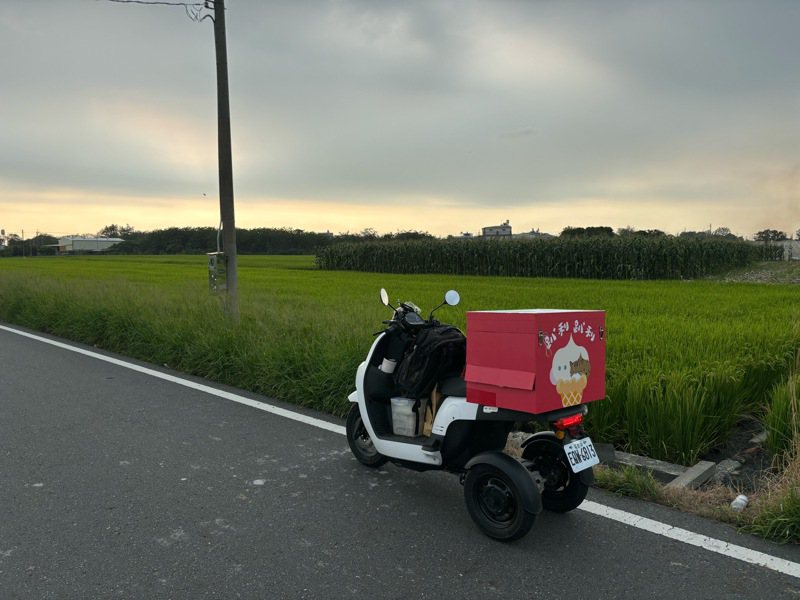 载满「趴利趴利台湾冰淇淋」的改装电动三轮车，活动期间将骑进SOGO忠孝馆12楼会场。图／津和堂提供