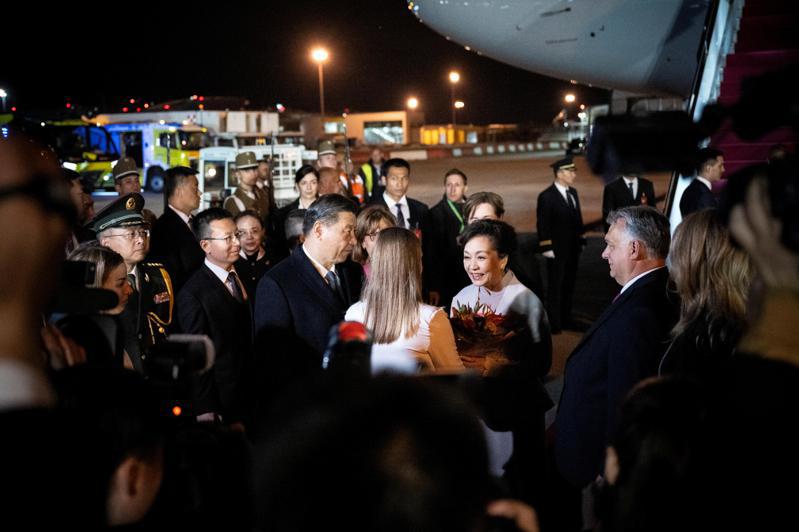 大陸國家主席習近平乘專機於當地時間8日晚間抵達布達佩斯，匈牙利總理歐爾班夫婦親自到場迎接。（路透）