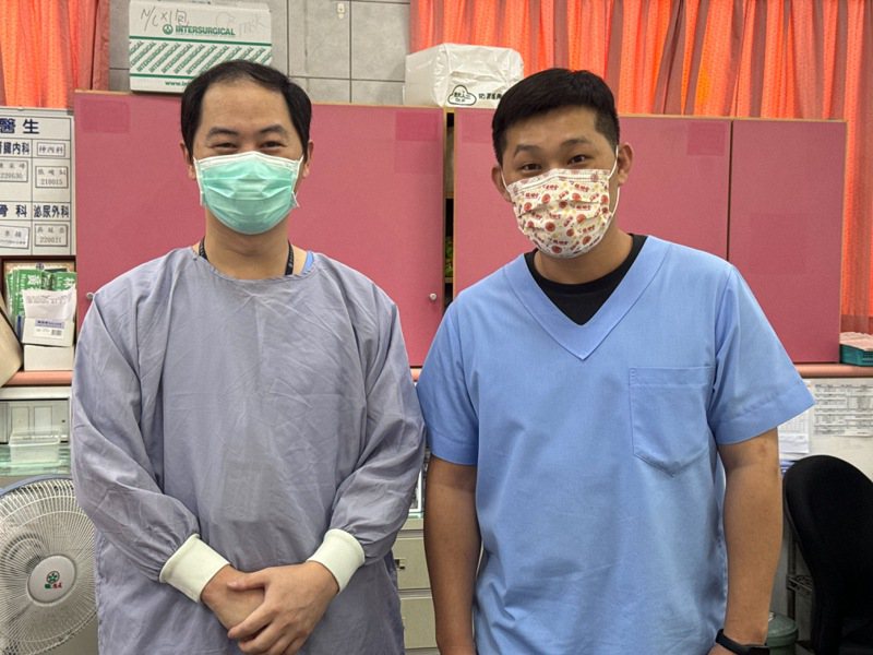 大甲李綜合醫院護理師楊泰其（左）、劉任翔（右）都在急診最前面救護患者。記者游振昇／攝影