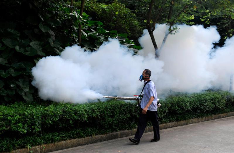 中國衛生有害生物防制協會會長梁曉峰指出，防控登革熱今年要早、範圍要大。圖為廣州早在噴灑滅蚊藥物資料照。（新華社）
