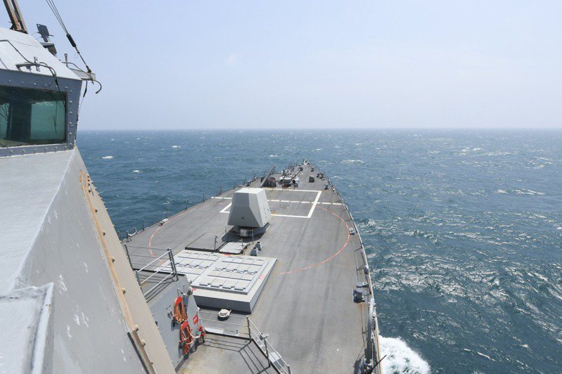 美國第七艦隊5月8日宣布，美國海軍「勃克級驅逐艦海西號」（USS Halsey，DDG97）穿越台灣海峽。（圖／取自第七艦隊臉書官網）