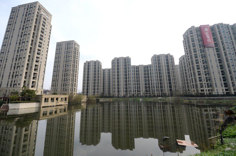 杭州全面取消限購，圖為杭州城北的樓盤。（新華社資料照）