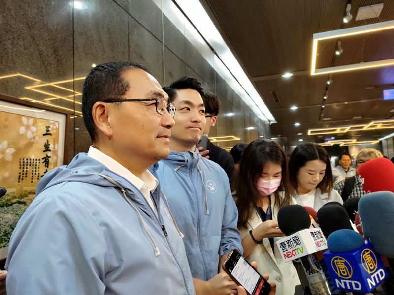 台北市長蔣萬安（左二）與新北市長侯友宜（左一）今天上午出席世壯運吉祥物記者會。記者林麗玉／攝影